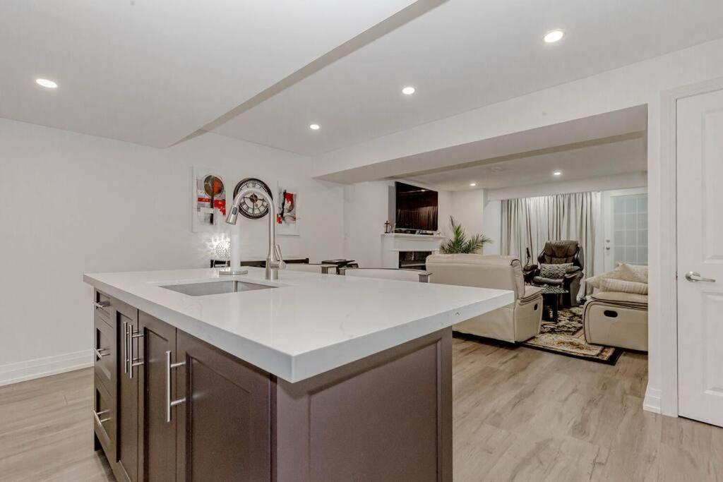 Luxury Basement Apartment In 奥克维尔 外观 照片